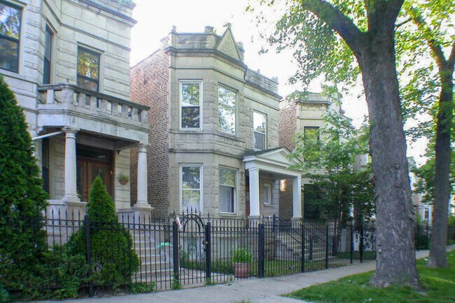 2036 N Sawyer Ave in Chicago, IL - Building Photo - Building Photo