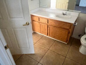 700 Spring Meadow Ct in Bakersfield, CA - Foto de edificio - Building Photo