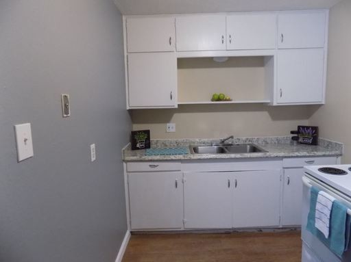 560 Estancia Dr NW-Unit -Unit D in Albuquerque, NM - Foto de edificio - Building Photo