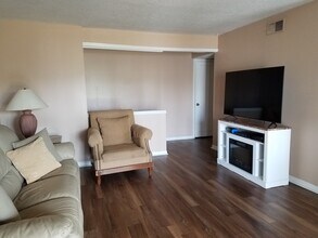 113 Seahorse Dr SE, Unit A in St. Petersburg, FL - Building Photo - Building Photo