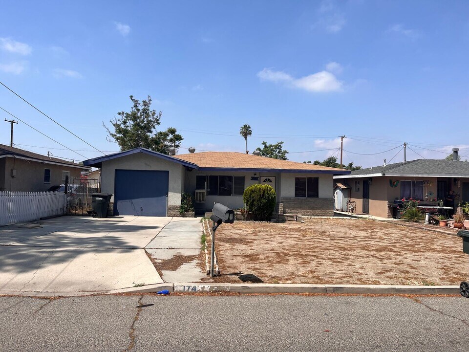 174 N Victoria Ave in San Jacinto, CA - Building Photo