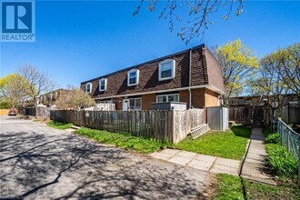 648 Francis Rd in Burlington, ON - Building Photo - Building Photo