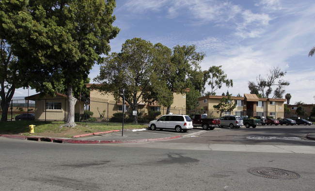 Park Villas Apartments in National City, CA - Foto de edificio - Building Photo