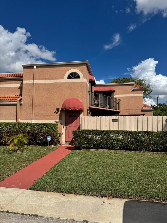 6115 Seven Springs Blvd in Greenacres, FL - Building Photo