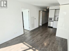 501 Yonge St in Toronto, ON - Building Photo - Building Photo
