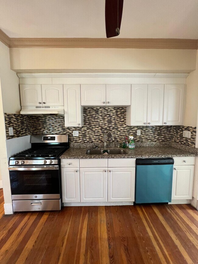 18 Gilmore St, Unit 2 in Everett, MA - Foto de edificio - Building Photo