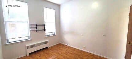 32-29 46th St in Queens, NY - Building Photo - Building Photo