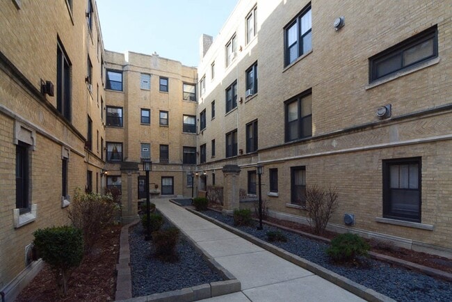 2850 N Orchard St, Unit J03P in Chicago, IL - Building Photo - Building Photo