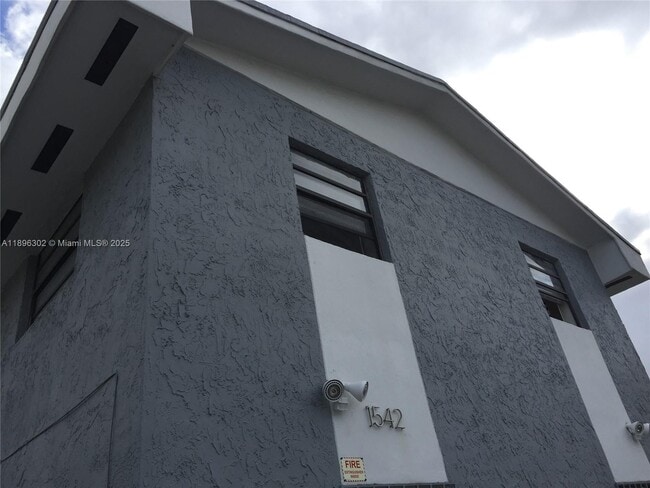 1542 NW 35th St in Miami, FL - Building Photo - Building Photo