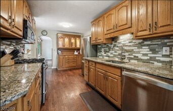 147 W Northfield Rd in Livingston, NJ - Building Photo - Building Photo
