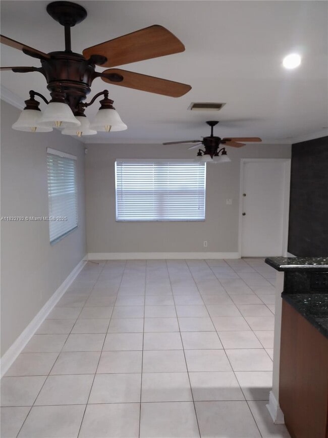 3856 S Circle Dr in Hollywood, FL - Building Photo - Building Photo