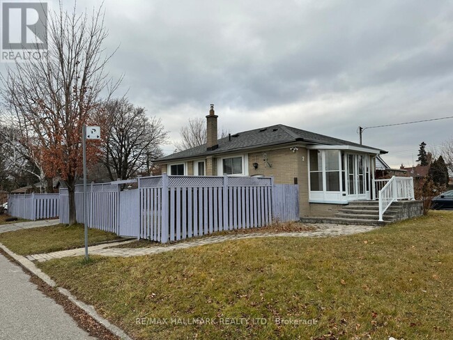 2 Kootenay Crescent in Toronto, ON - Building Photo - Building Photo