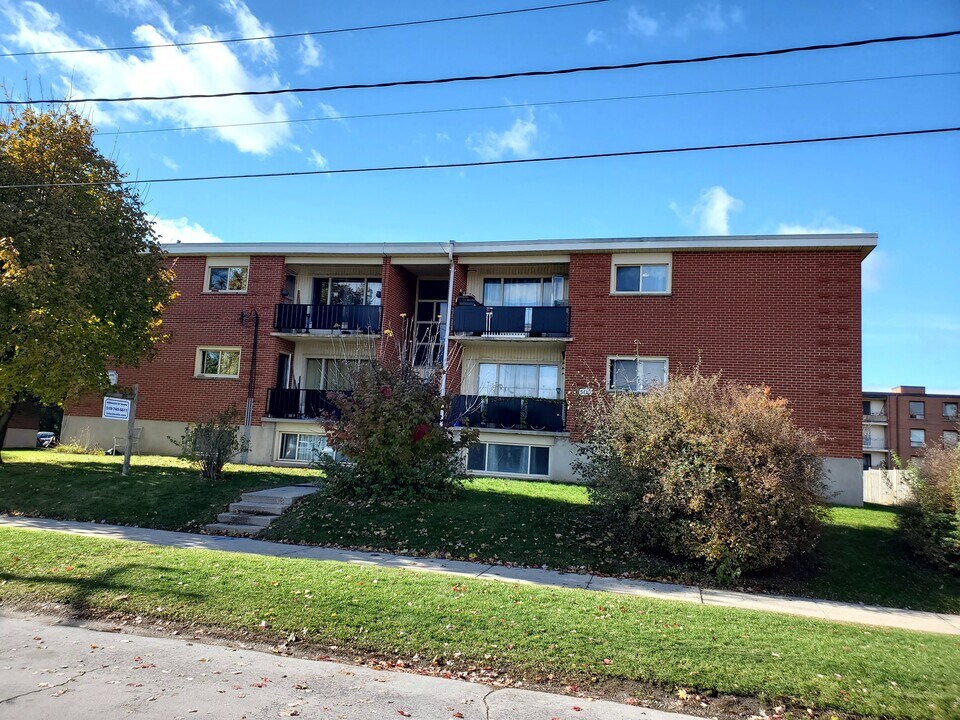 505 Highland Rd E in Kitchener, ON - Building Photo