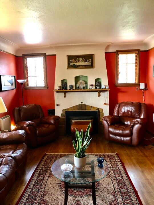 1924 SE 139th Ave, Unit Room 3 in Portland, OR - Building Photo