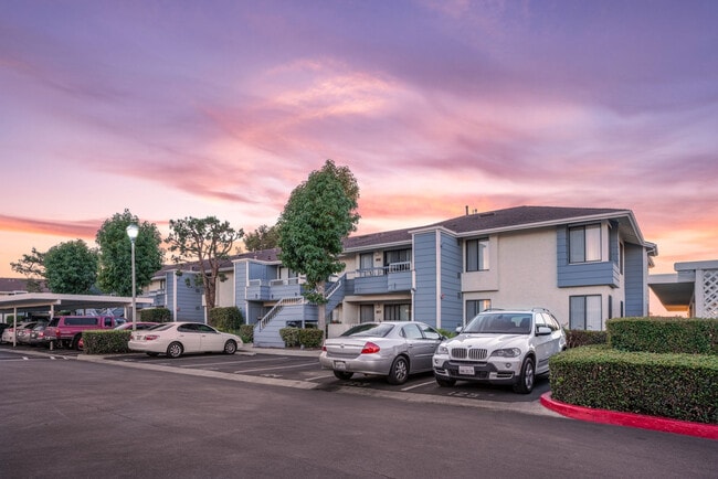 Pacific Pointe Apartments in San Clemente, CA - Foto de edificio - Building Photo