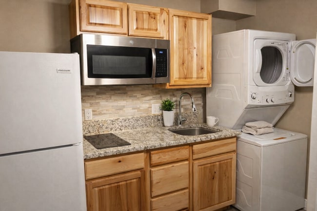 1024 Shadow Point Dr, Unit Studio in Saint George, UT - Building Photo - Building Photo