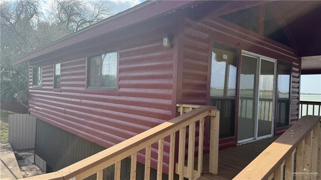 property at 25 Lago Vista Dr