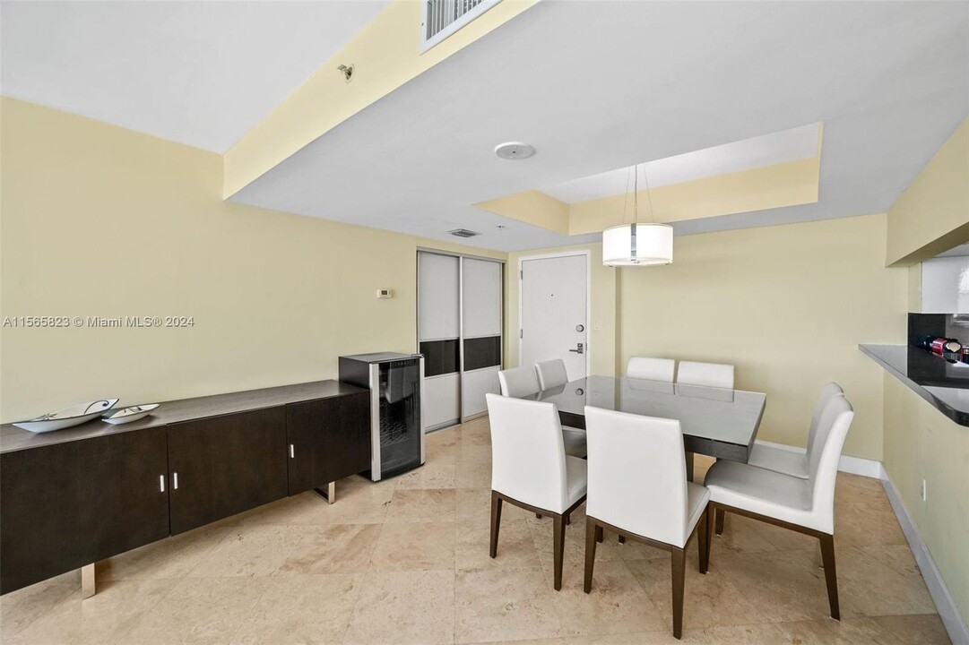 242 Washington Ave, Unit 1104 in Miami Beach, FL - Building Photo