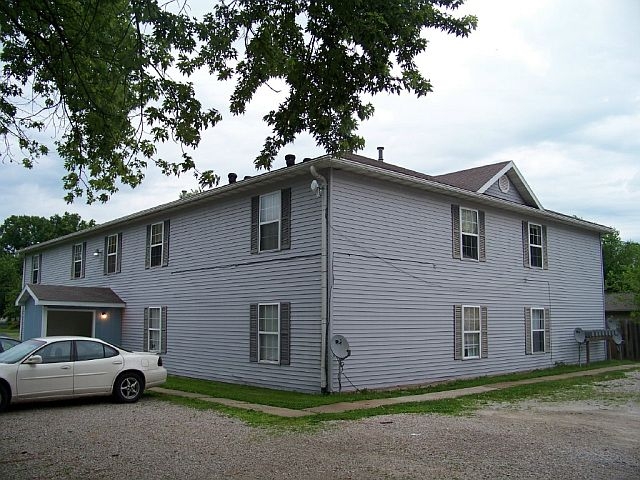 324 Hickory St in Carlinville, IL - Building Photo