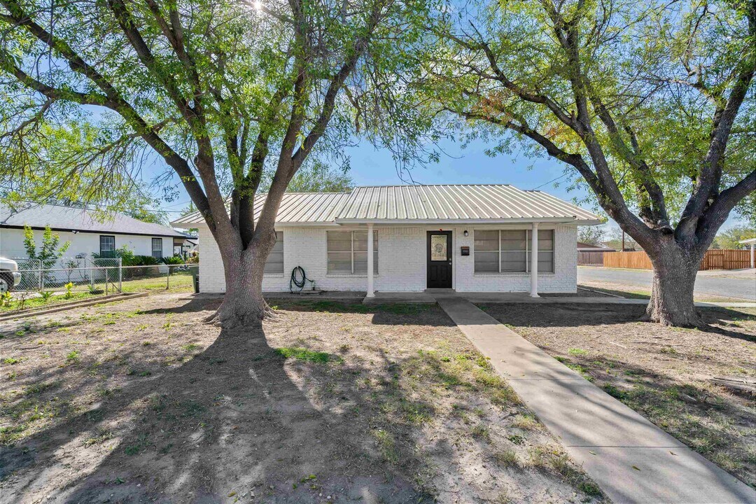 1301 E 2nd St in Del Rio, TX - Building Photo
