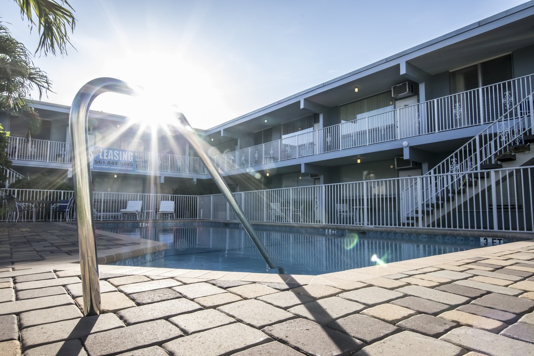 Coral Reef Apartments in Deerfield Beach, FL - Building Photo