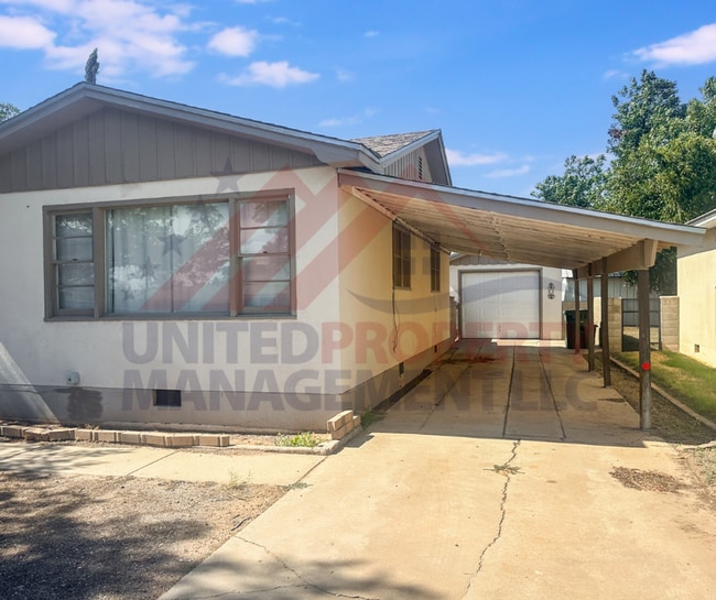 1007 Albert St in Carlsbad, NM - Building Photo - Building Photo