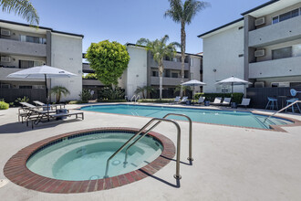 Northview-Southview Apartment Homes in Reseda, CA - Building Photo - Building Photo