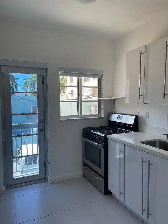 916 W 42 St in Miami Beach, FL - Building Photo