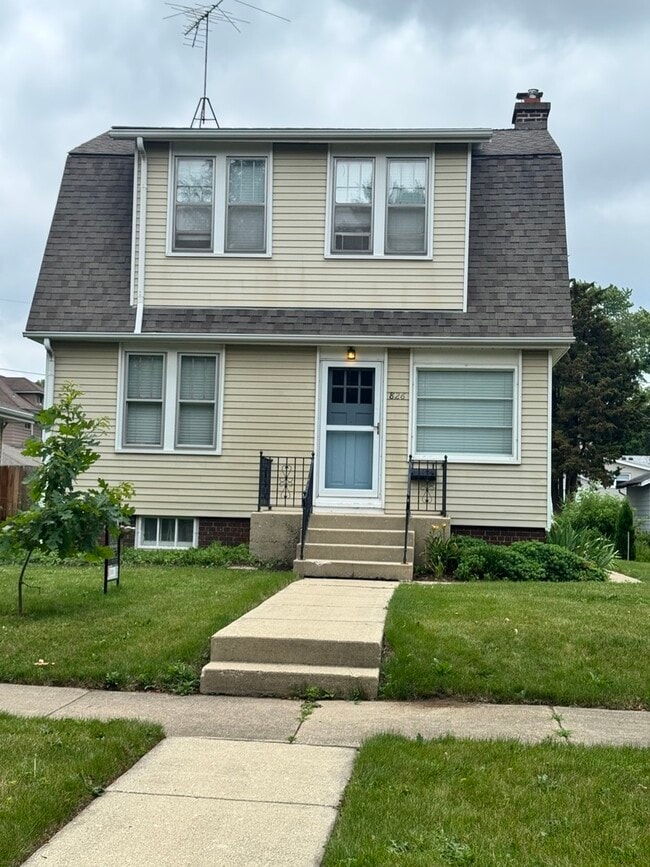 property at 826 N Center St
