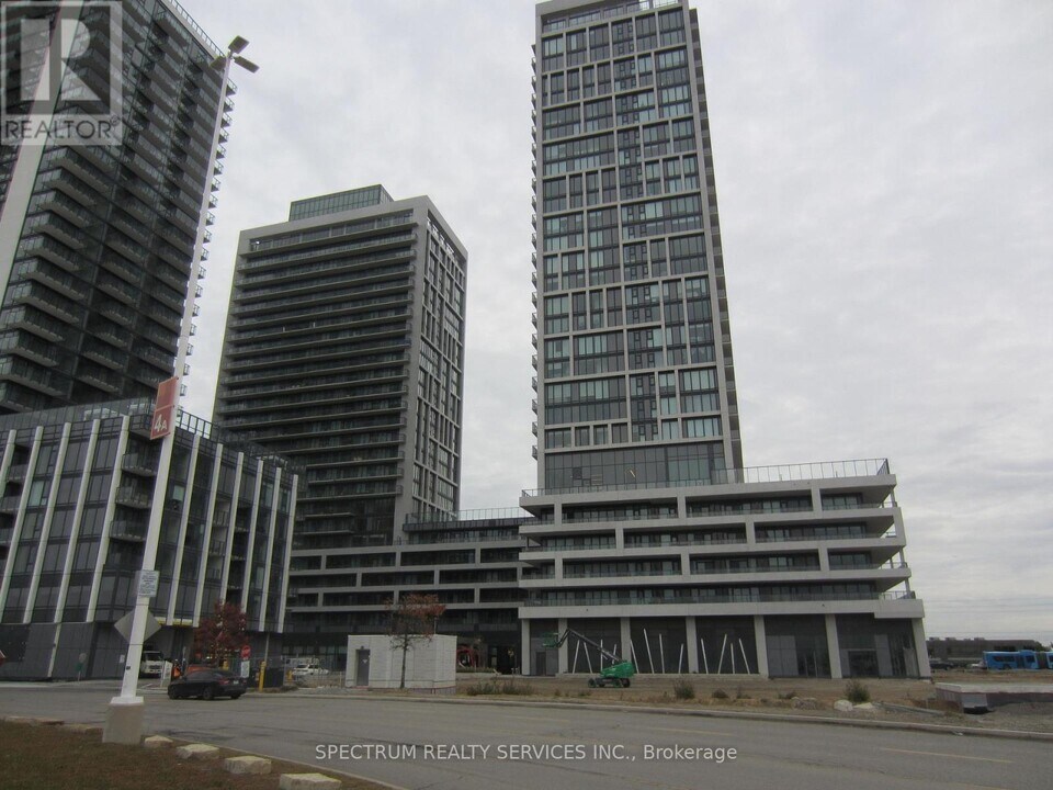 8960 Jane St in Vaughan, ON - Building Photo