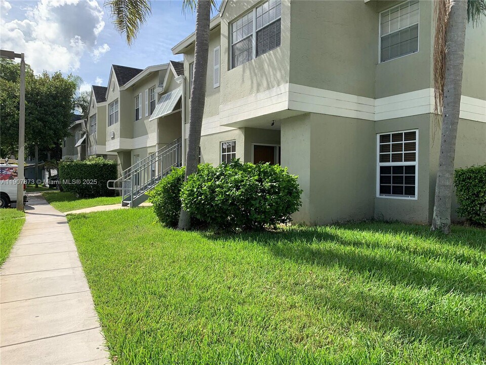 17500 NW 67th Pl in Hialeah, FL - Building Photo