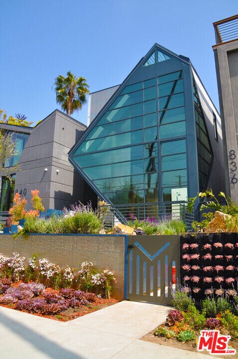 838 California Ave in Los Angeles, CA - Building Photo