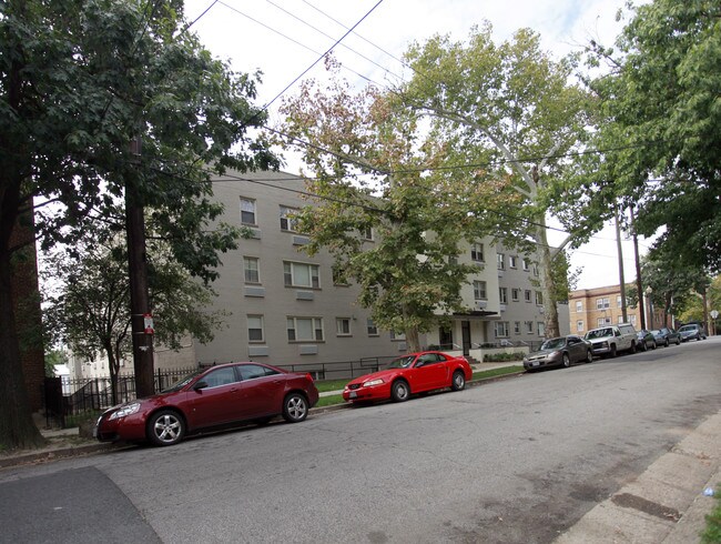738 Longfellow St NW in Washington, DC - Foto de edificio - Building Photo