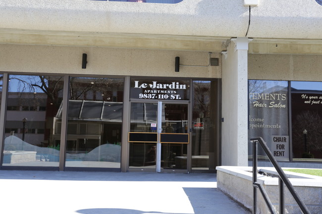 Le Jardin in Edmonton, AB - Building Photo - Building Photo