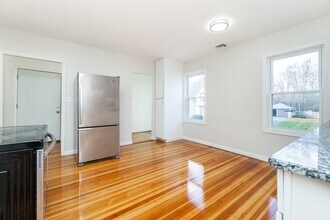 74 Austin St in Norwood, MA - Foto de edificio - Building Photo