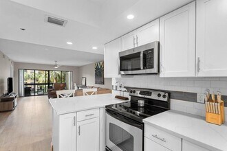 700 Uno Lago Dr in Juno Beach, FL - Foto de edificio - Building Photo