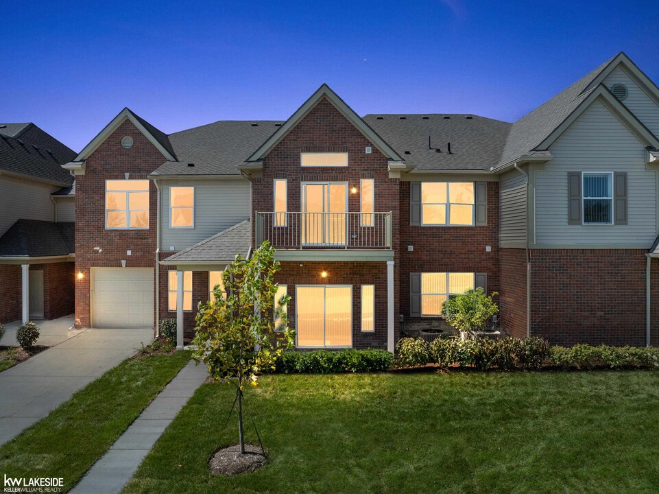 8334 Heywood Cir in Sterling Heights, MI - Foto de edificio