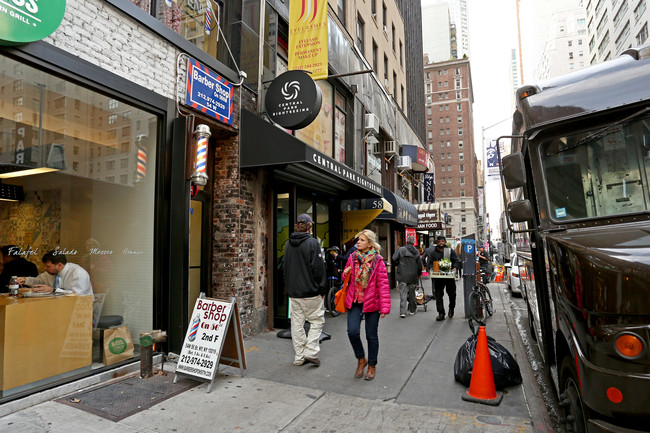 58-60 W 56th St in New York, NY - Foto de edificio - Building Photo