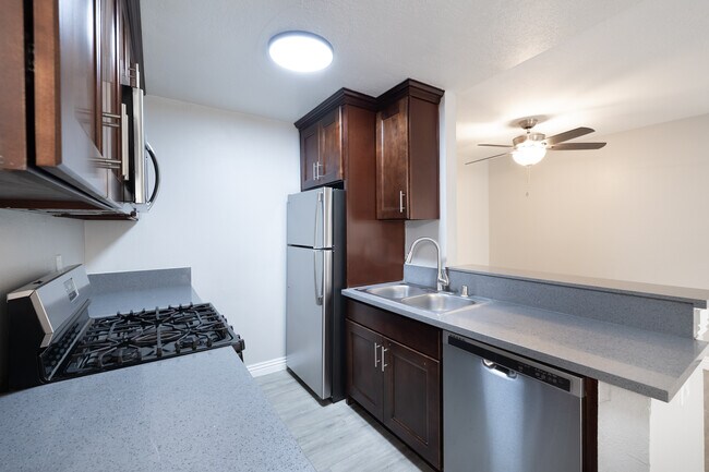 Chateau W6600 Apartment Homes in Van Nuys, CA - Building Photo - Building Photo