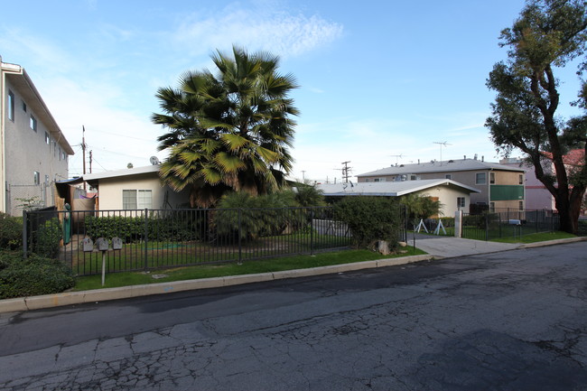 22727-22729 Del Valle St in Woodland Hills, CA - Foto de edificio - Building Photo