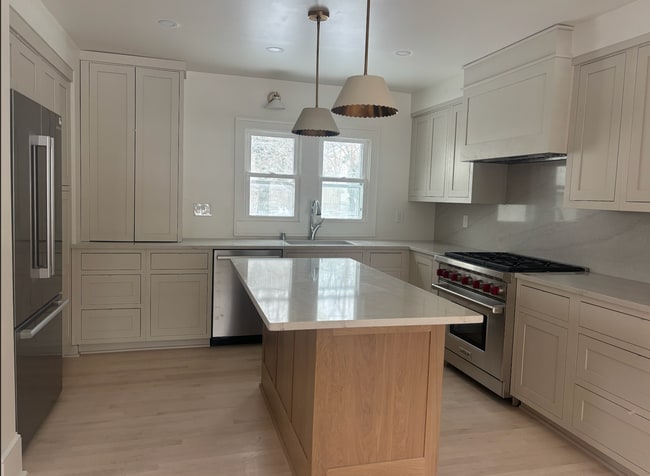 1028 E Meadow Pl in Whitefish Bay, WI - Foto de edificio - Building Photo