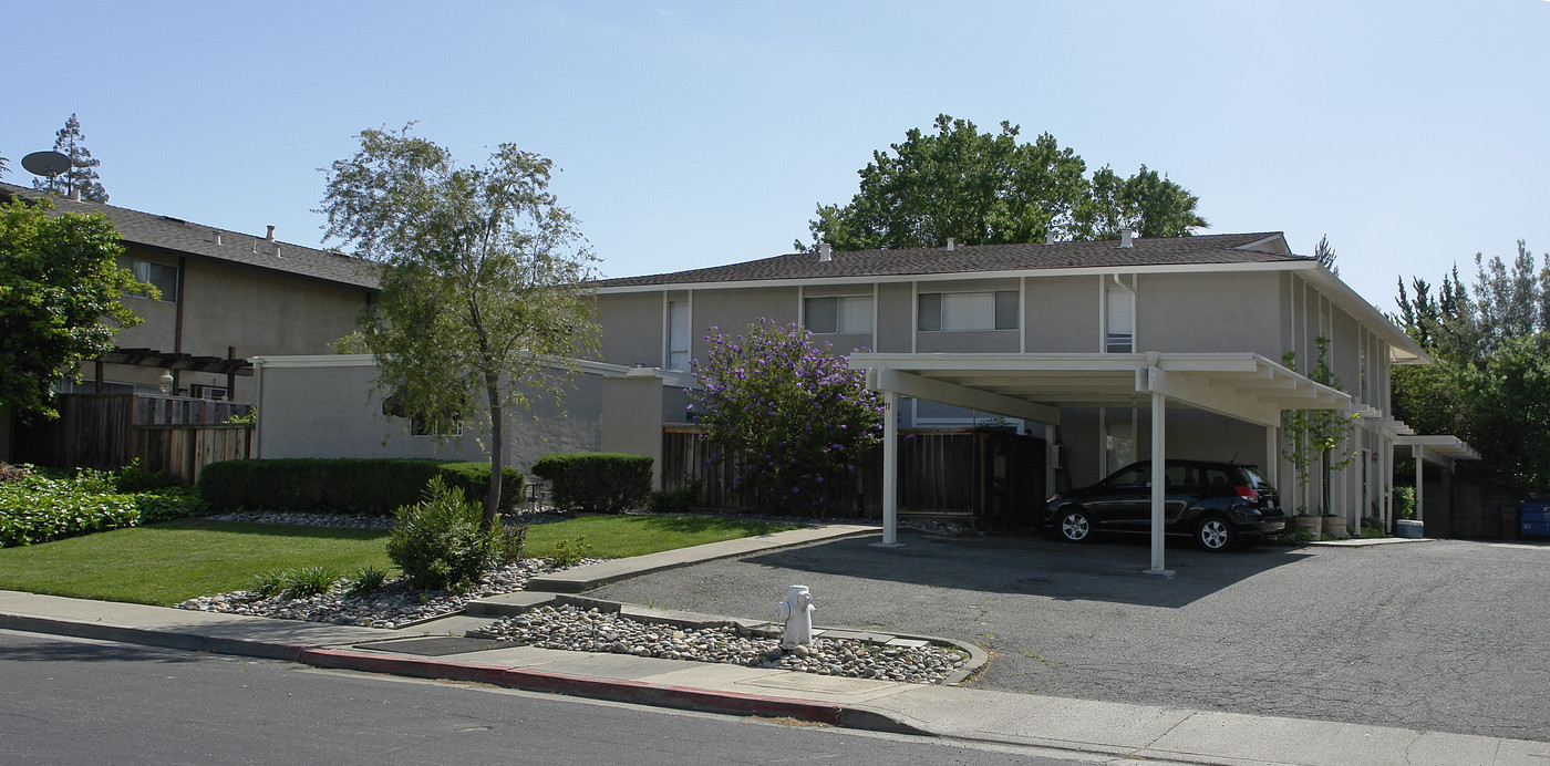 77 Donegal Way in Pleasant Hill, CA - Foto de edificio