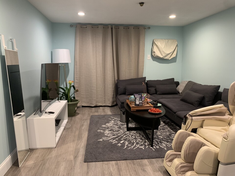 33 Lodgen Ct in Malden, MA - Building Photo