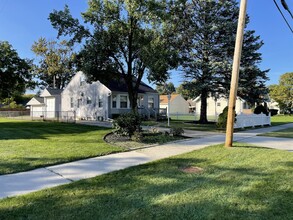 4614 S Detroit Ave in Toledo, OH - Foto de edificio - Building Photo