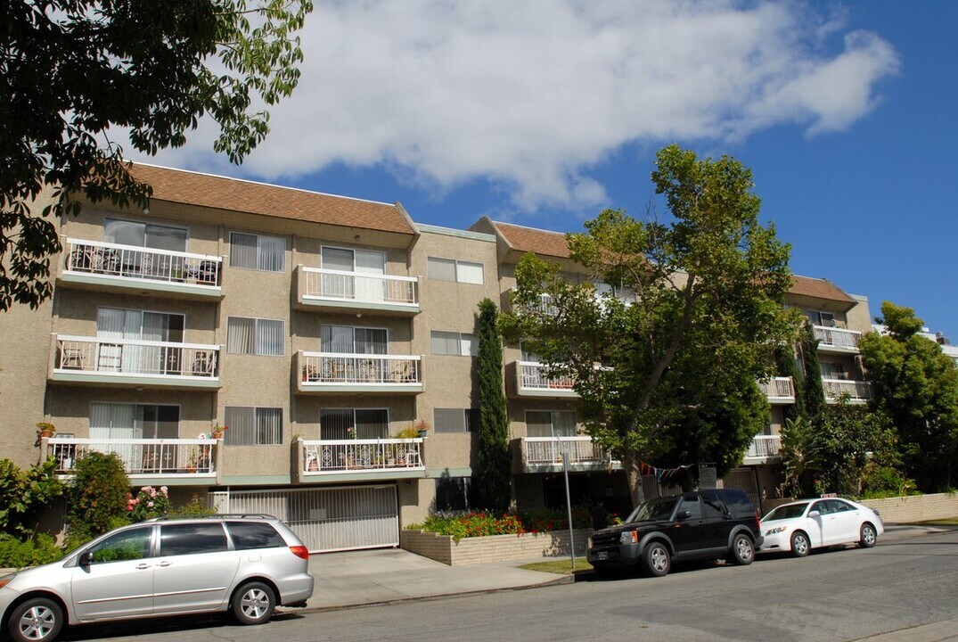 616 N Sweetzer Ave in Los Angeles, CA - Building Photo