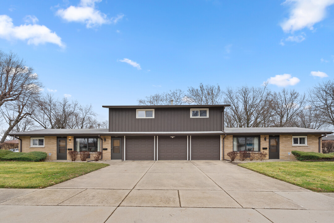 537-541 N Edgelawn Dr in Aurora, IL - Building Photo