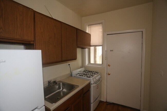 625.5 W Barry Ave in Chicago, IL - Building Photo - Building Photo