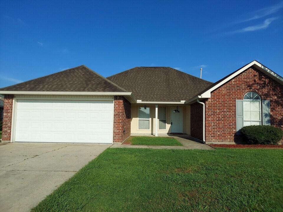 36044 Raleigh Dr in Denham Springs, LA - Foto de edificio