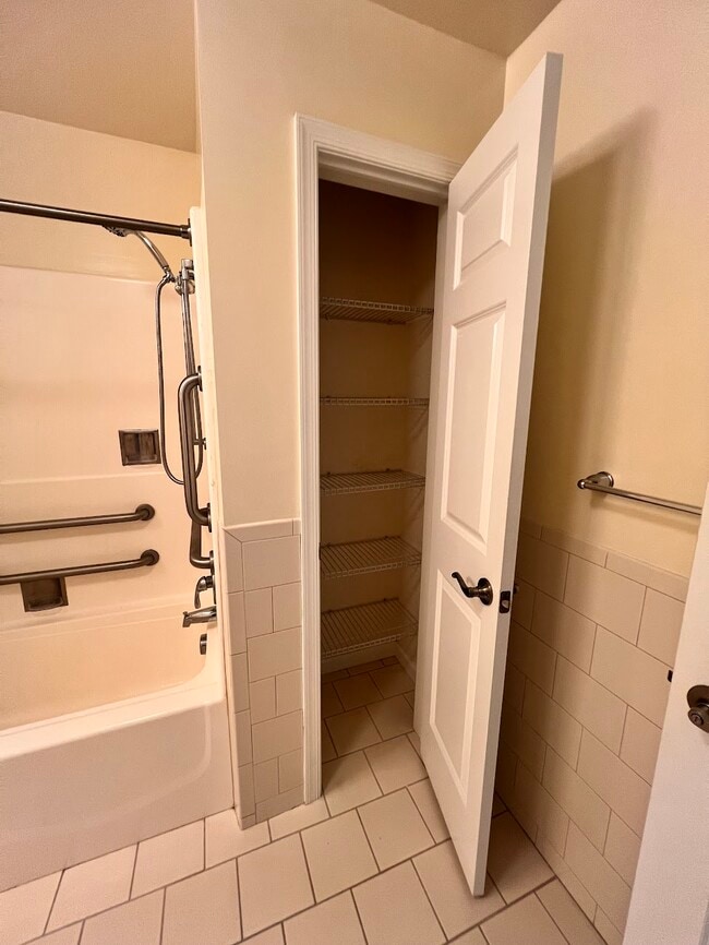 140 Hudson Ave, Unit 1