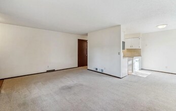 8235 Tamarack Trail in Eden Prairie, MN - Building Photo - Building Photo